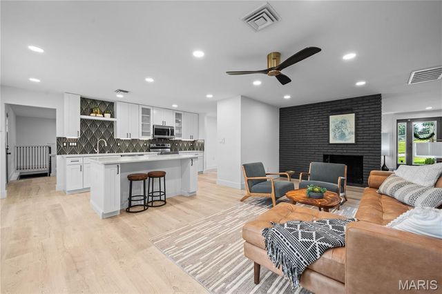 1221 Warson Pines Drive, St Louis, MO 63132