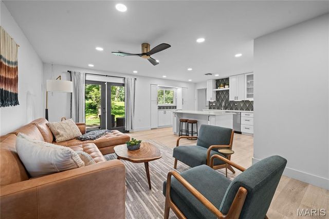 1221 Warson Pines Drive, St Louis, MO 63132