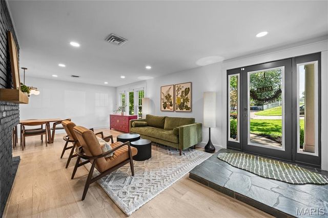 1221 Warson Pines Drive, St Louis, MO 63132