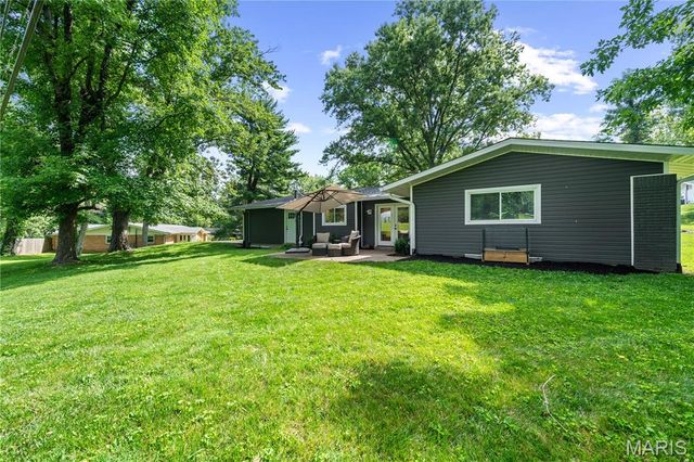 1221 Warson Pines Drive, St Louis, MO 63132