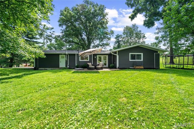 1221 Warson Pines Drive, St Louis, MO 63132