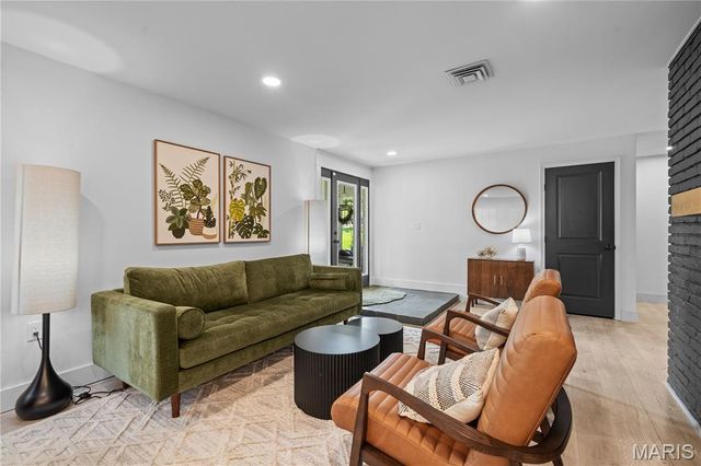 1221 Warson Pines Drive, St Louis, MO 63132