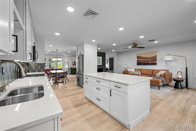 1221 Warson Pines Drive, St Louis, MO 63132