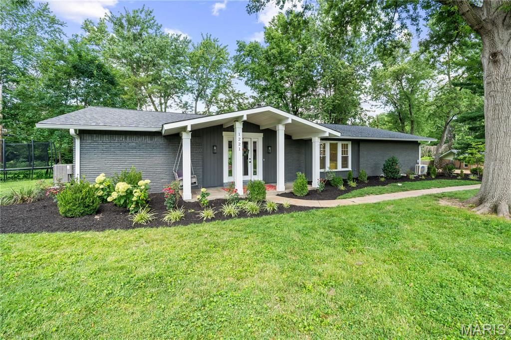 1221 Warson Pines Drive, St Louis, MO 63132