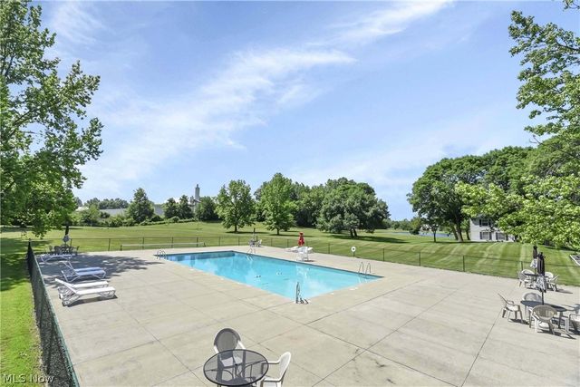 26179 Raintree Boulevard D8, Olmsted Falls, OH 44138