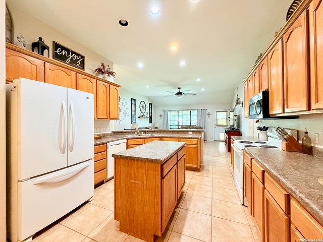 308 Bunker Hill, Pleasanton, TX 78064