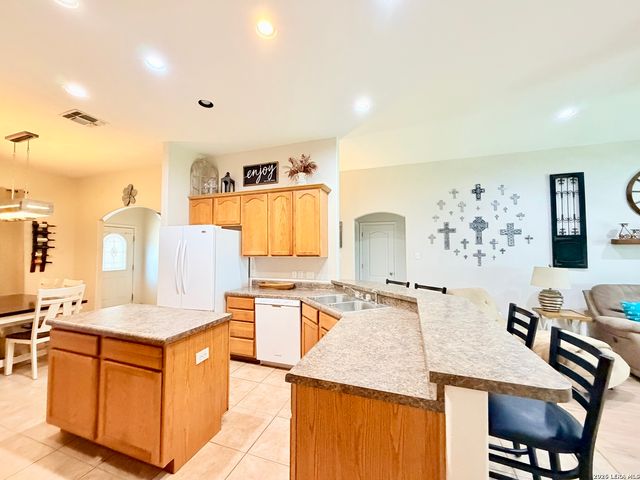 308 Bunker Hill, Pleasanton, TX 78064
