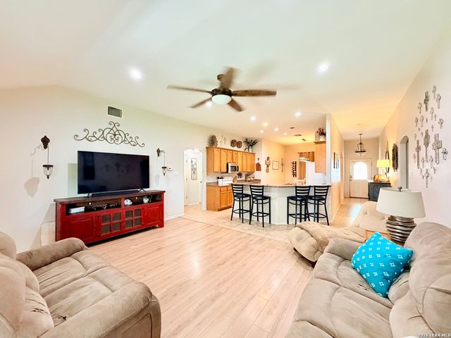 308 Bunker Hill, Pleasanton, TX 78064