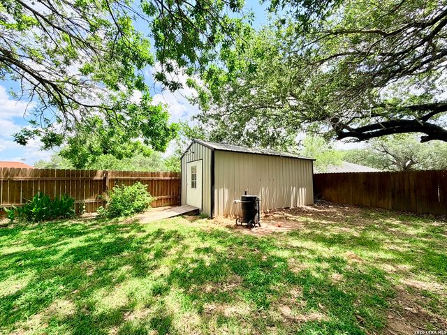 308 Bunker Hill, Pleasanton, TX 78064