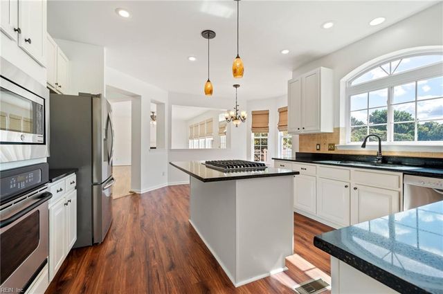 126 Hawks Nest LN, Suffolk, VA 23435