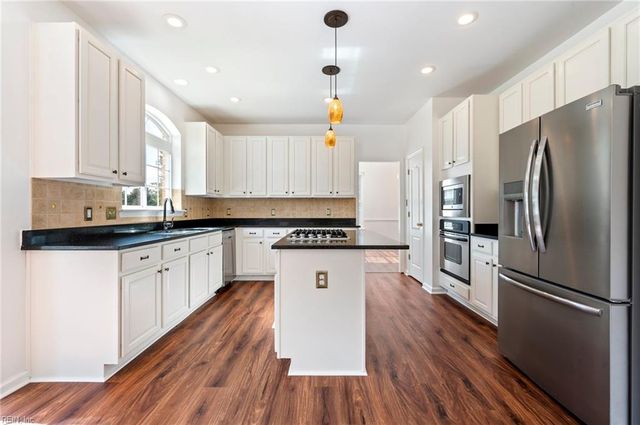 126 Hawks Nest LN, Suffolk, VA 23435