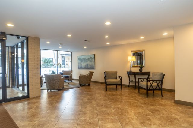 221 N Kenilworth Avenue 109, Oak Park, IL 60302