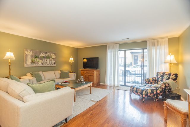 221 N Kenilworth Avenue 109, Oak Park, IL 60302