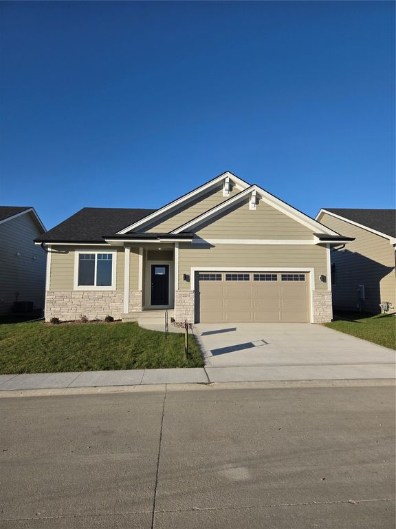 3220 NE Fawn Lane, Ankeny, IA 50021