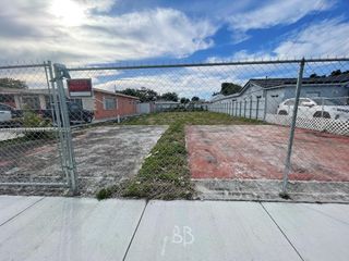 100 NW 57th Ct, Miami, FL 33126