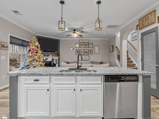 655 Autumn Breeze Walk, Inman, SC 33153