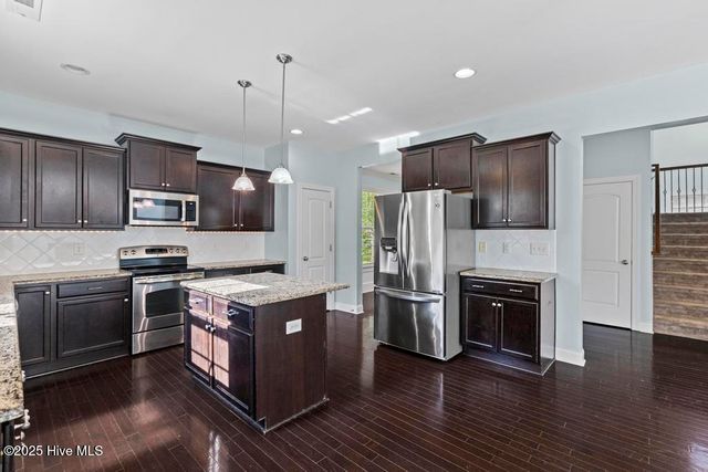109 Creek End Court, Swansboro, NC 28584
