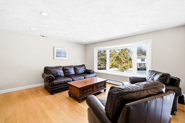 4 Gangi Ter, Woburn, MA 01801