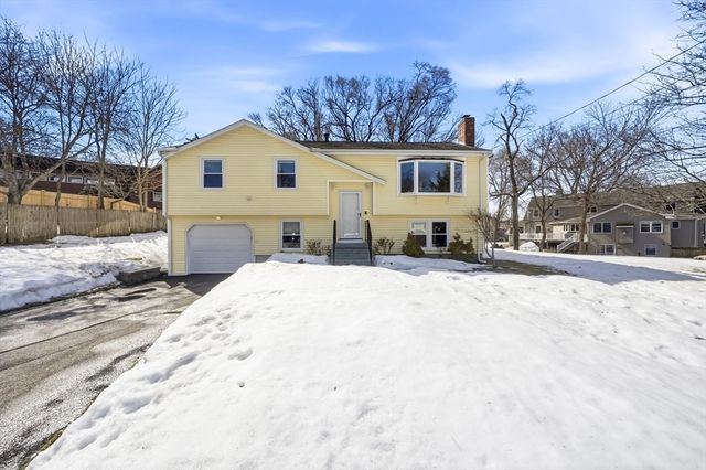 4 Gangi Ter, Woburn, MA 01801