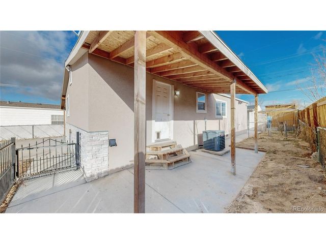 703 Locust Ave, Lochbuie, CO 80603