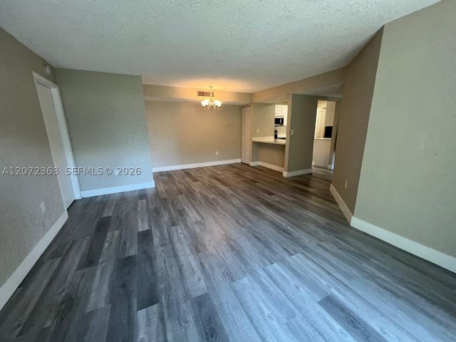 18725 NW 62nd Ave 111, Hialeah, FL 33015