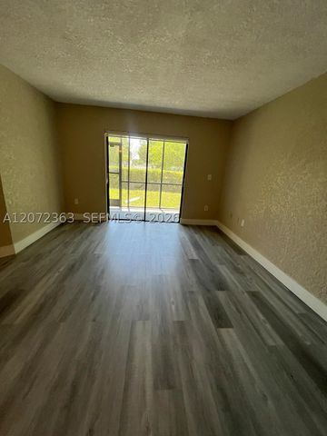 18725 NW 62nd Ave 111, Hialeah, FL 33015