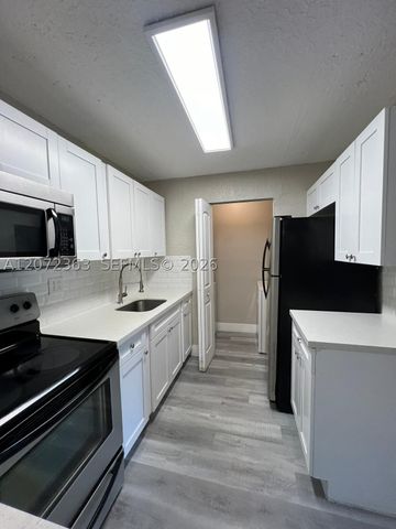 18725 NW 62nd Ave 111, Hialeah, FL 33015