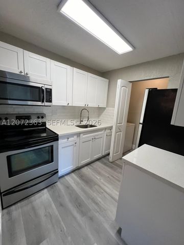 18725 NW 62nd Ave 111, Hialeah, FL 33015