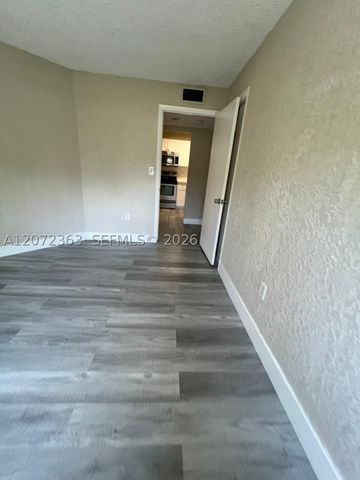 18725 NW 62nd Ave 111, Hialeah, FL 33015