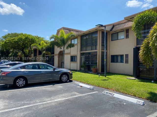 18725 NW 62nd Ave 111, Hialeah, FL 33015
