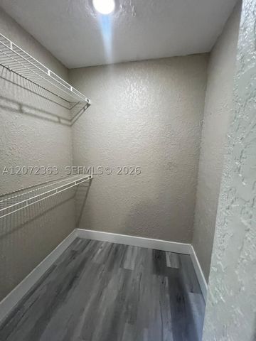 18725 NW 62nd Ave 111, Hialeah, FL 33015