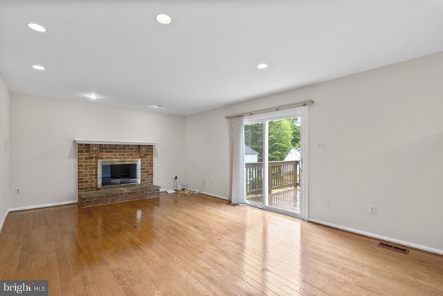 1119 HALESWORTH DR, Potomac, MD 20854