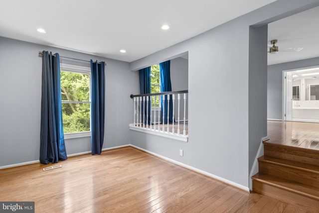 1119 HALESWORTH DR, Potomac, MD 20854
