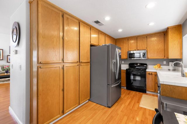 8225 Burloak Way, Elk Grove, CA 95758