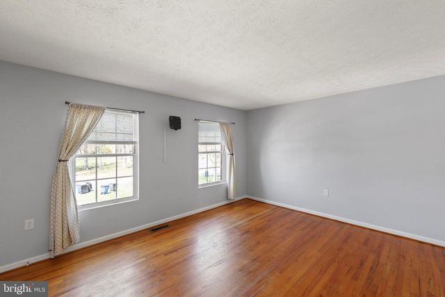 301 BUCKINGHAM DR, Stephens City, VA 22655