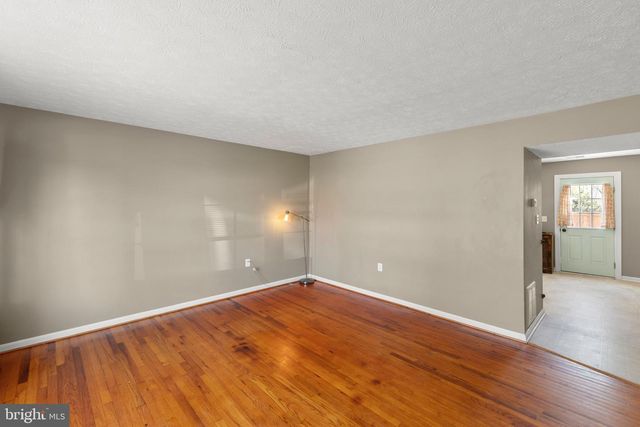 301 BUCKINGHAM DR, Stephens City, VA 22655