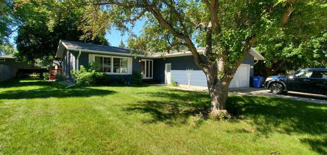 2420 W Country Club Drive S, Fargo, ND 58103