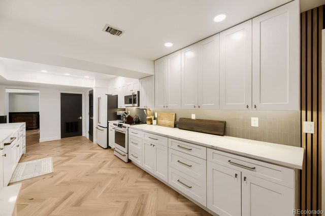 1900 E Girard Place 403, Englewood, CO 80113