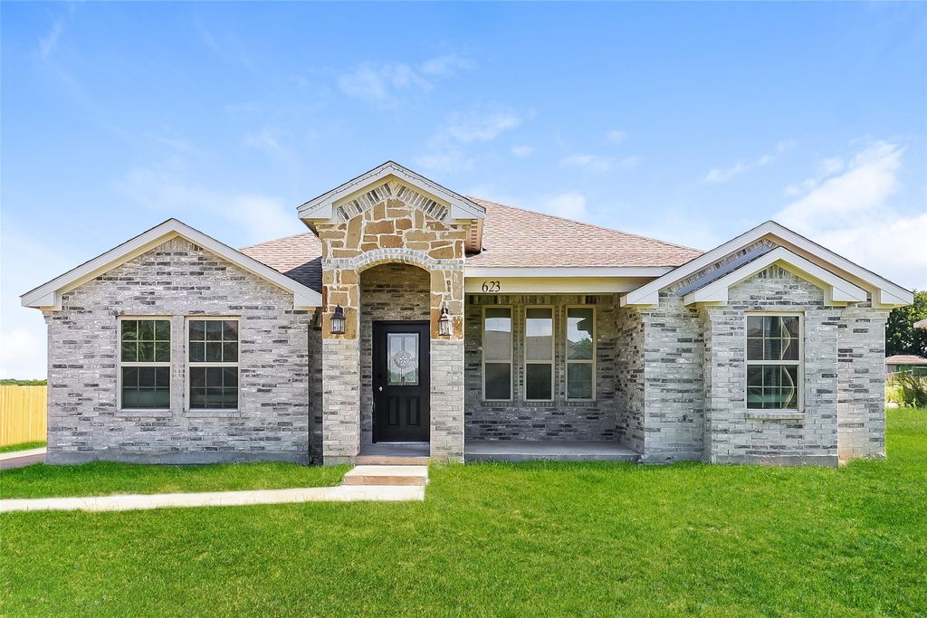 623 Green Mound Drive, Glenn Heights, TX 75154