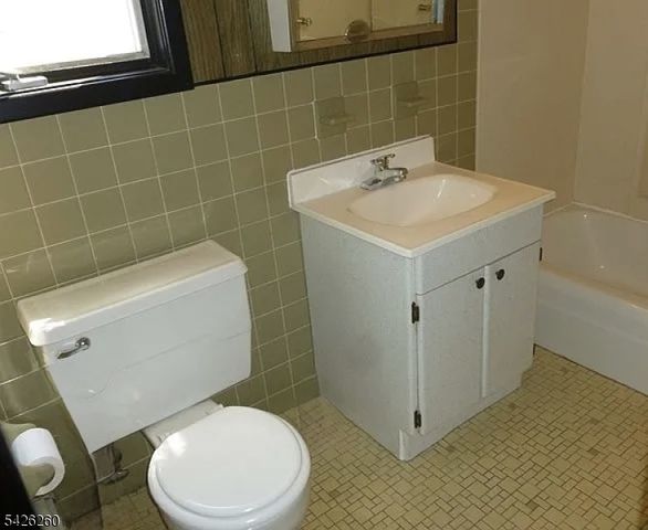 22 Hope St, Lodi Boro, NJ 07644