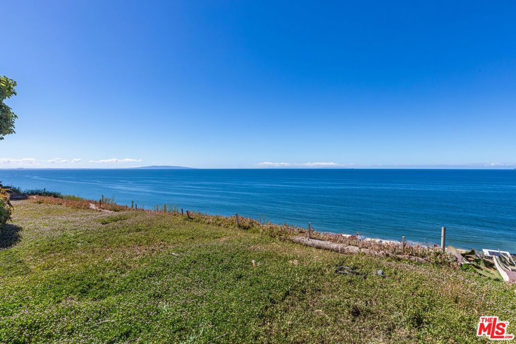 Image 12 of property listing at 21967 Pacific Coast Highway, Malibu, CA 90265