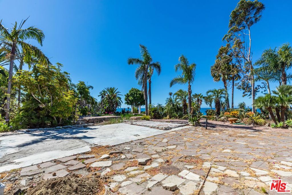 Image 13 of property listing at 21967 Pacific Coast Highway, Malibu, CA 90265