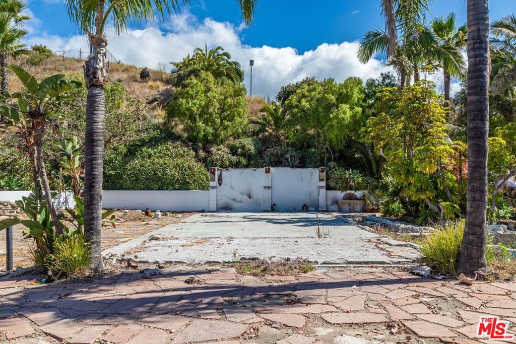 Image 14 of property listing at 21967 Pacific Coast Highway, Malibu, CA 90265