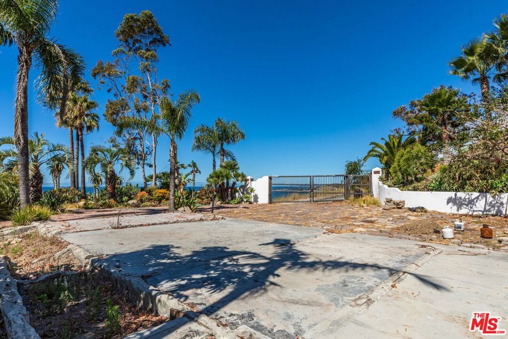 Image 15 of property listing at 21967 Pacific Coast Highway, Malibu, CA 90265