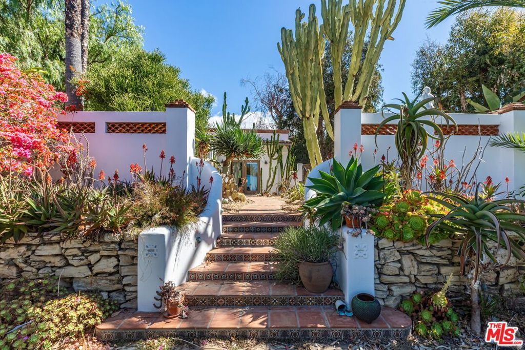 Image 16 of property listing at 21967 Pacific Coast Highway, Malibu, CA 90265