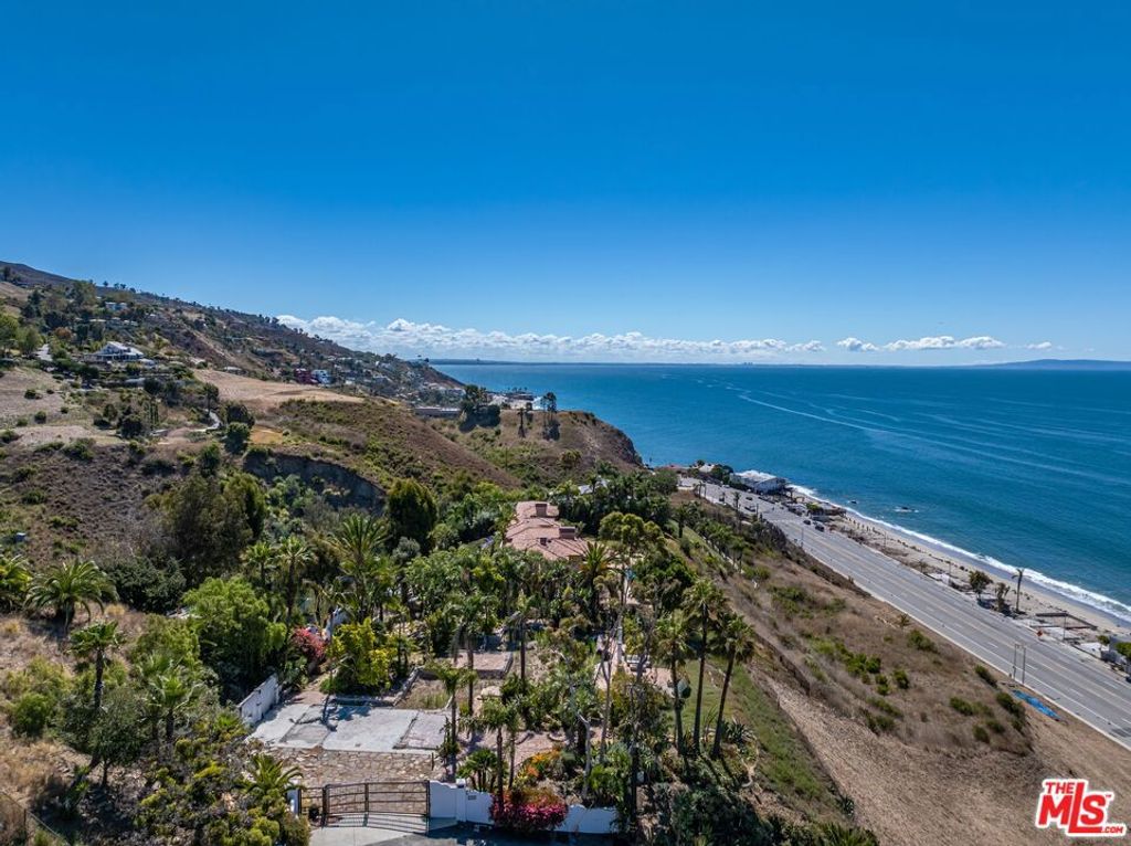 Image 6 of property listing at 21967 Pacific Coast Highway, Malibu, CA 90265