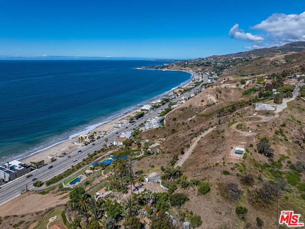 Image 7 of property listing at 21967 Pacific Coast Highway, Malibu, CA 90265
