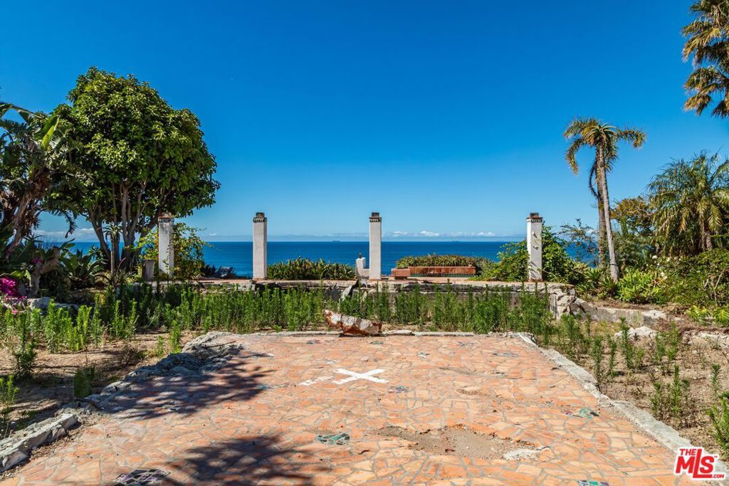 Image 8 of property listing at 21967 Pacific Coast Highway, Malibu, CA 90265