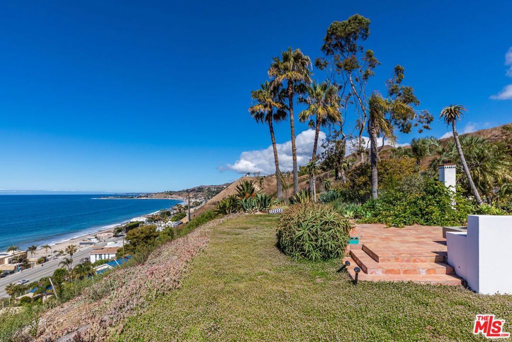 Image 9 of property listing at 21967 Pacific Coast Highway, Malibu, CA 90265