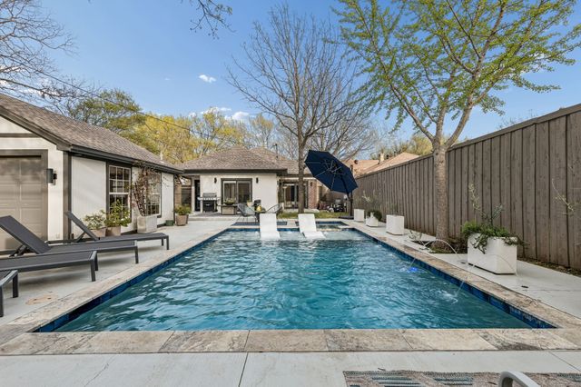 1419 S Montreal Avenue, Dallas, TX 75208